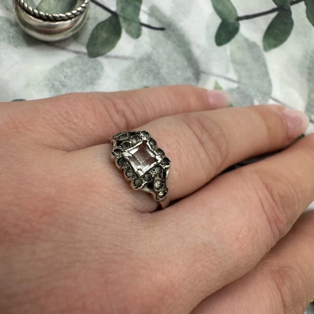 Elegant Antique Sterling Silver Ring with Clear Gemstones Size 6.75 2.3g